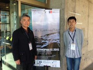 学会会場建物前 In front of the conference banner