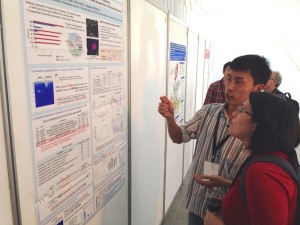 チリ研究者と議論する加藤さん（彼女の手には、、、） Mr. T. Kato discusses with a Chilean researcher, a glass of ?? on her hand